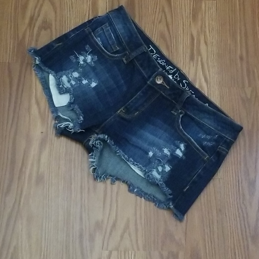 Special A distressed shorts s‎